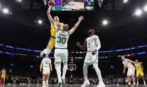 Vrhunski Reaves, a brez Dončića in Jamesa proti Bostonu ni šlo