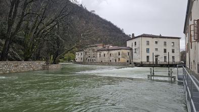 Reke prestopile bregove. Vipava poplavlja in ni še konec.