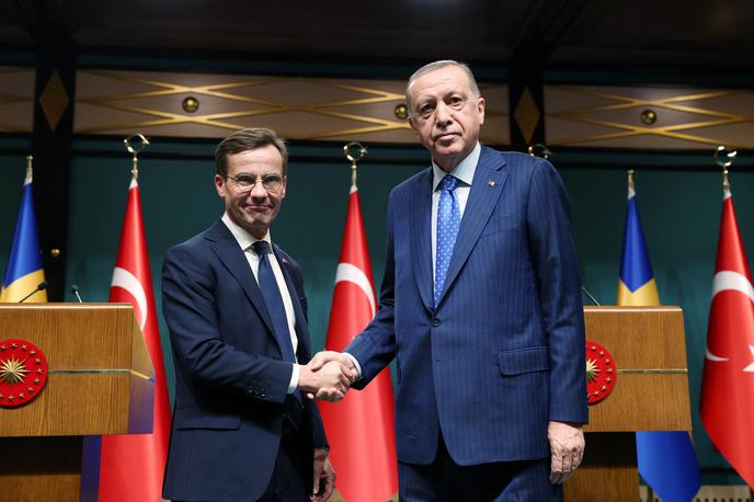 Ulf Kristersson in Recep Tayyip Erdogan | Švedski zunanji minister Ulf Kristersson je turškemu predsedniku Recepu Tayyipu Erdoganu obljubil, da bo odgovoril na skrbi Turčije v boju proti terorizmu, da bi odpravil ovire za članstvo. | Foto Reuters