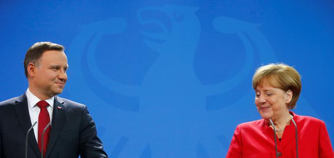 "Eden od velikih dosežkov 27 let, ki so minila od padca Berlinskega zidu, je popolna sprememba v odnosih z Nemčijo, s katero imamo zdaj res dobre sosedske in strateške odnose," pravi Czerwinski. Na fotografiji poljski predsednik Andrzej Duda in nemška kanclerka Angela Merkel. | Foto: Reuters