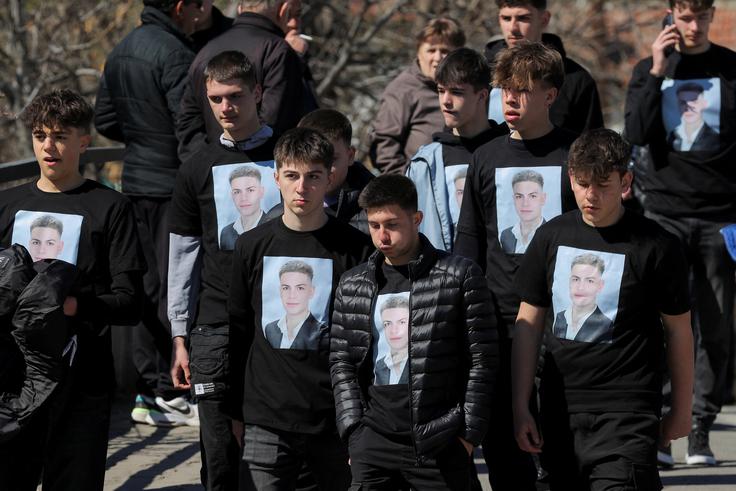 Oblasti so pred pogrebom pozvale ljudi in novinarje, naj ne hodijo na pokopališče oziroma naj dajo prednost svojcem in bližnjim žrtev, med katerimi prevladujejo mladi. | Foto: Reuters