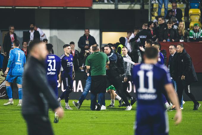 Mariborčani so bili po dramatičnem porazu v finalu pokala proti Olimpiji, zmagovalca je po "sporno" dosojeni 11-metrovki v 130. minuti odločil Timi Max Elšnik, zelo potrti. | Foto: Grega Valančič/Sportida