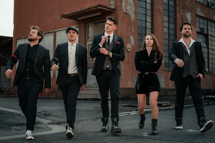 "Koncert v Orto baru bo za nas velika stvar – tam želimo predstaviti novo ploščo in se z novo energijo povezati z občinstvom v najiskrenejši formi." | Foto: Mitja Galun