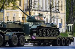 Na Putinovi paradi le en tank #video