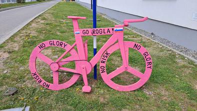 Uganete, kje v tujini so Rogličevi navijači postavili to posebno kolo?