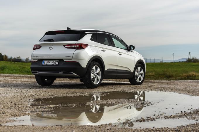 Opel grandland X prinaša francosko platformo in motorje, a ima vseeno neizbežen nemški avtomobilski karakter. | Foto: Gašper Pirman