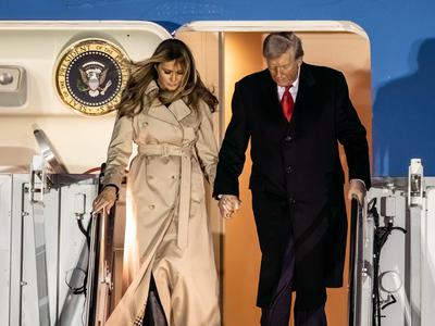 Melania Trump na Otok priletela v britanskem plašču #foto