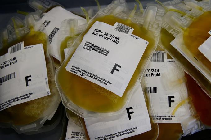 Takole je videti krvna plazma darovalcev. | Foto: Reuters