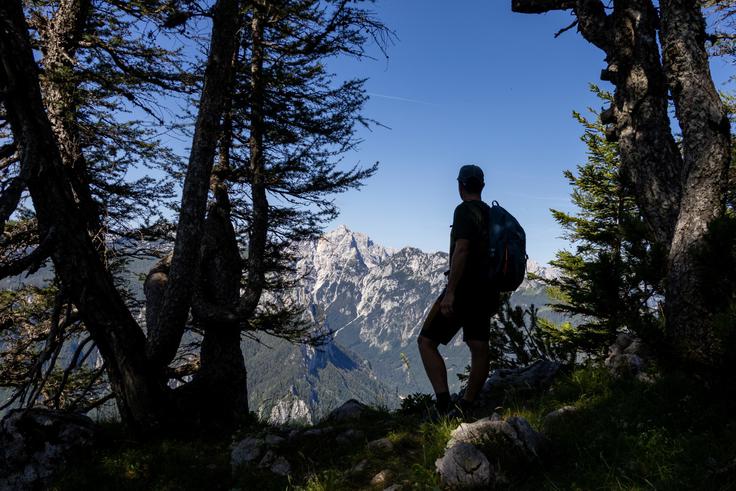 Z zahodnega roba Raduhe se odpre pogled proti KSA. | Foto: Matej Podgoršek