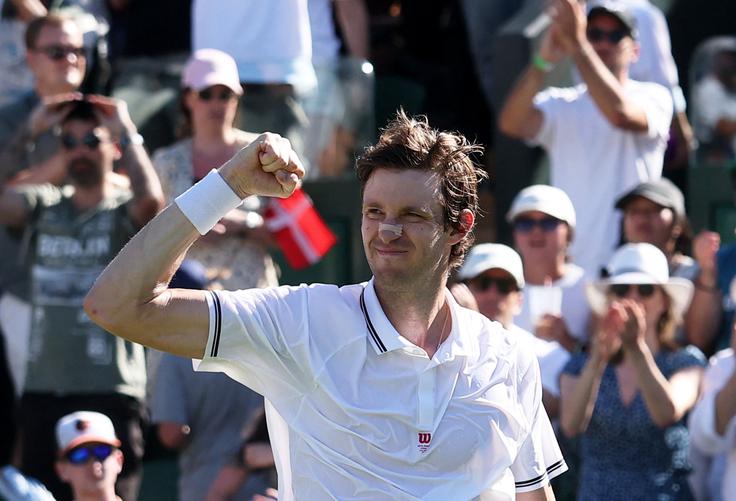Čilec je že prvi dan Wimbledon doma poslal Holgerja Runeja. | Foto: Reuters