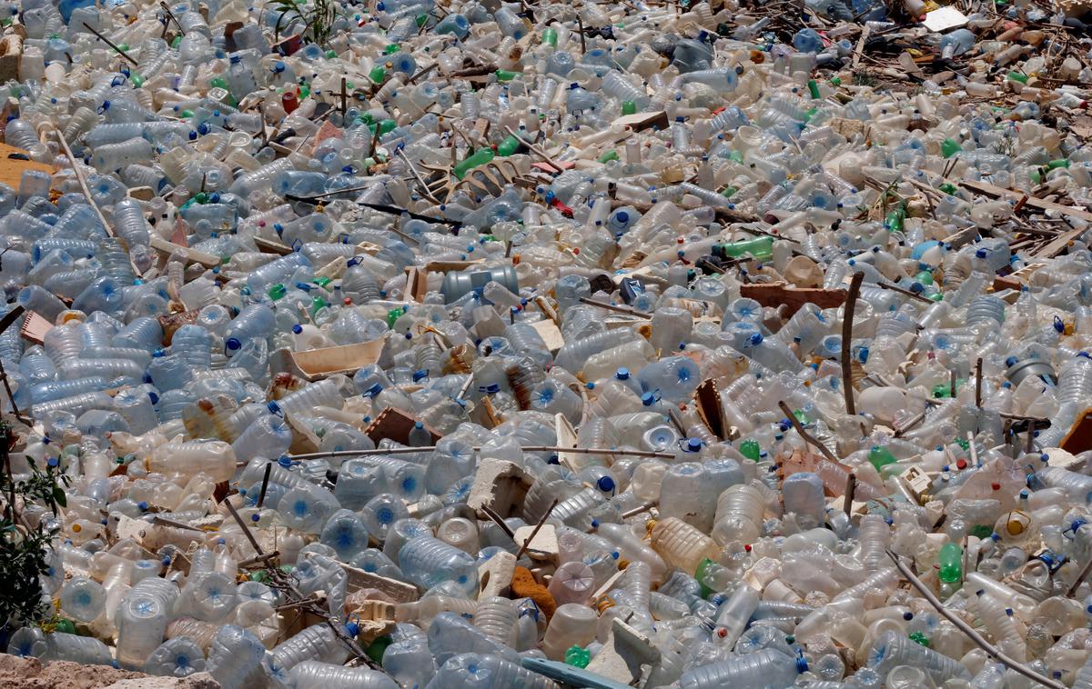 plastika embalaža odpadki smeti | Med prednostmi kavcijskega sistema pri Eko krogu izpostavljajo bistveno zmanjšanje smetenja, pospeševanje ponovne uporabe in recikliranja ter zmanjšanja rabe naravnih virov in energije. | Foto Reuters