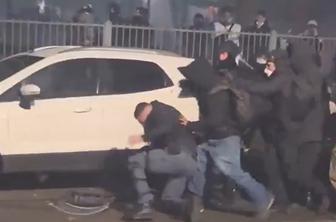 Protestniki brutalno pretepli policista, posnetek delila Giorgia Meloni #video