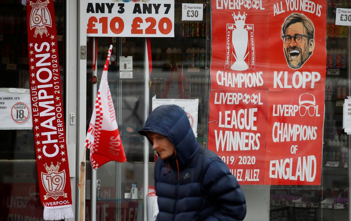 Liverpool korona | Takole so polepljene nekatere trgovine v Liverpoolu. | Foto Reuters