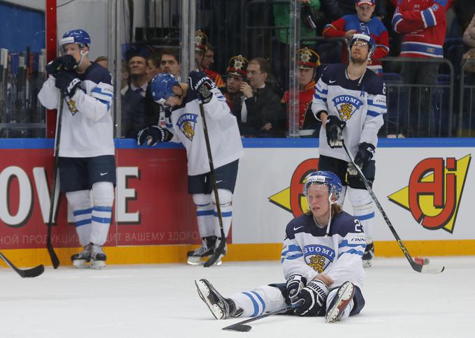 Poklapani Finci so čestitali javorovim listom in priznali, da v finalu "niso bili pravi". | Foto: Reuters