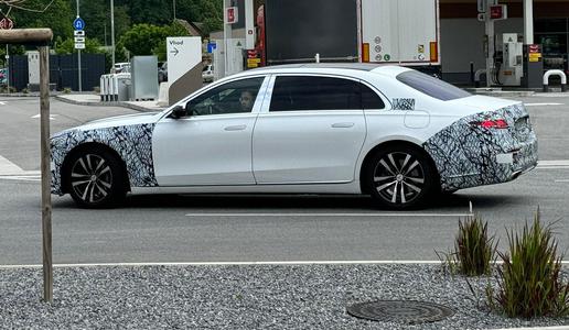 Ujet v Sloveniji: Mercedesova nova prestižna limuzina je še zakrita #foto