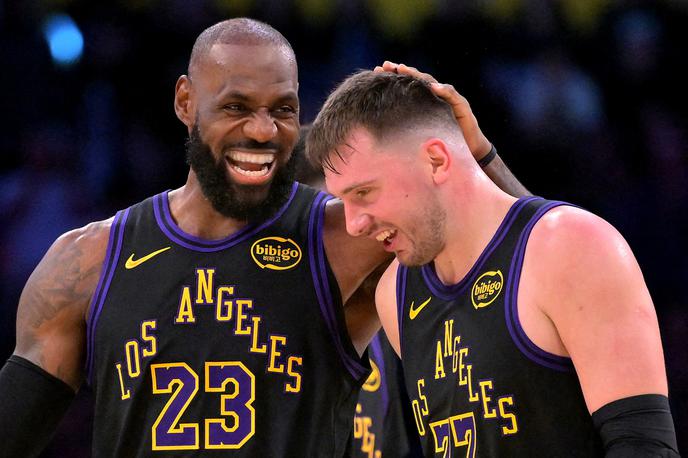 LeBron James Luka Dončić | Luka Dončić je bil vroč v prvem polčasu, v katerem je zadel pet trojk. | Foto Reuters