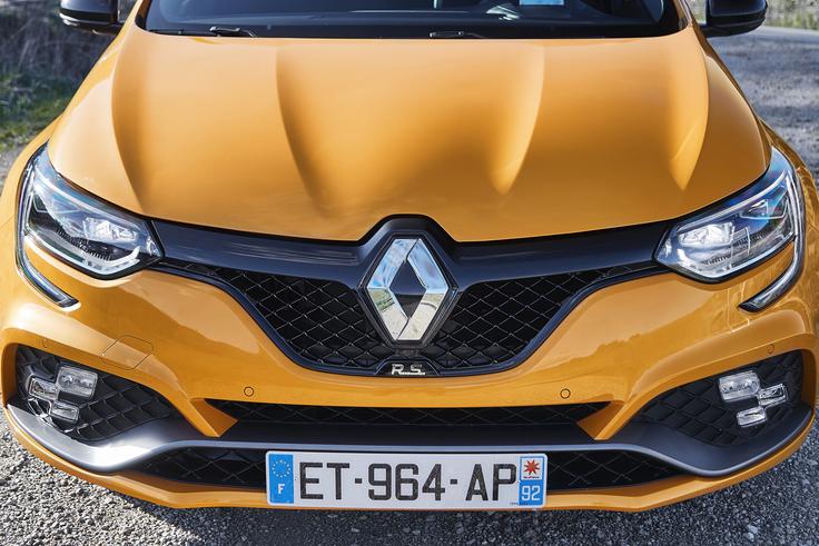 Renault megane RS V primerjavi s klasičnim meganom GT ima RS precej širše blatnike spredaj in zadaj, dodatna ojačitev karoserije za zagotovitev ustrezne vzvojne čvrstosti pa ni bila potrebna. | Foto: Renault