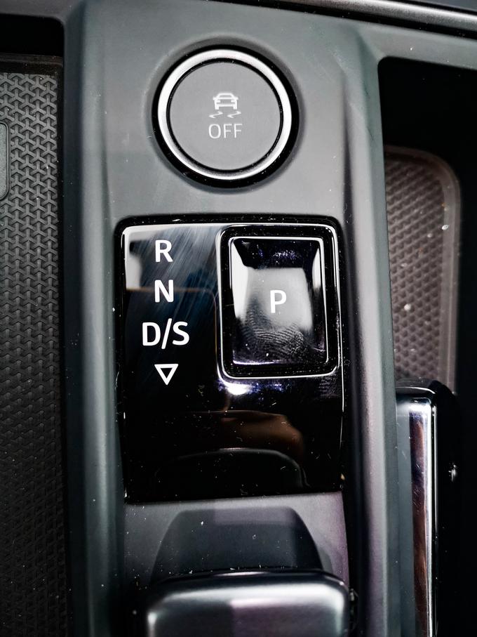 Vpadljiv okrogel gumb za izklop sistema ESC na dosegu voznikove roke. | Foto: Gregor Pavšič