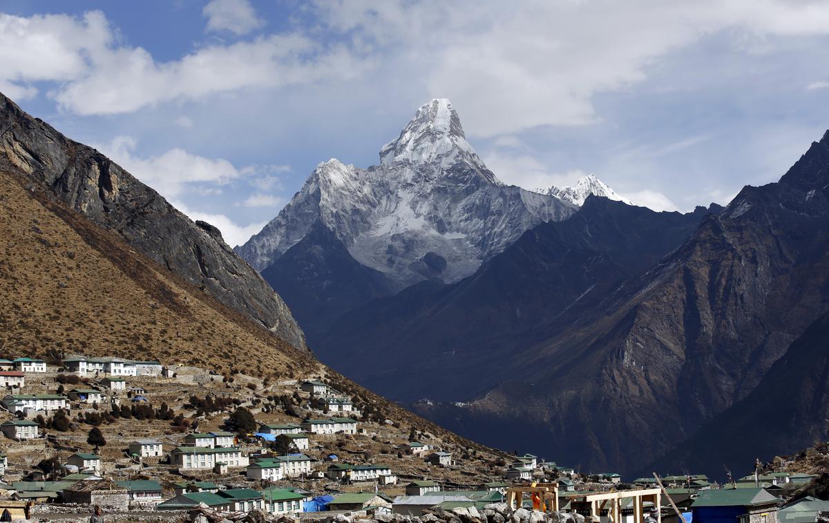 Mount Everest | Jeseni med septembrom in novembrom ter spomladi med aprilom in majem se v Nepal odpravi na tisoče tujih pohodnikov. | Foto Reuters