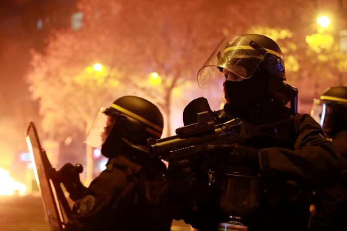 Francoski predsednik Emmanuel Macron se je prek Twitterja zahvalil policistom. Obenem je izjavil, da bi moralo biti tiste ljudi, ki so ustrahovali in napadali državljane, novinarje in politike, sram. | Foto: Reuters
