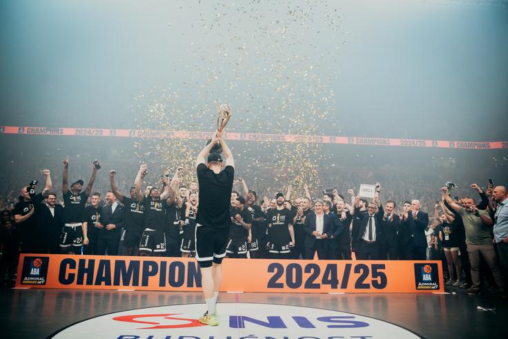 Naslova se je v ligi ABA razveselil Partizan. | Foto: Partizan Mozzart Bet/Dragana Stjepanović