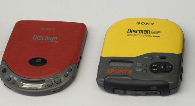 Tudi predvajalniki CD-jev oziroma CD-playerji so že praktično izumrli. Zamenjali so jih prenosni predvajalniki digitalne glasbe iPod z notranjim spominskim modulom, na katerega nalagamo glasbene datoteke, in njegovi številni kloni. | Foto: Reuters