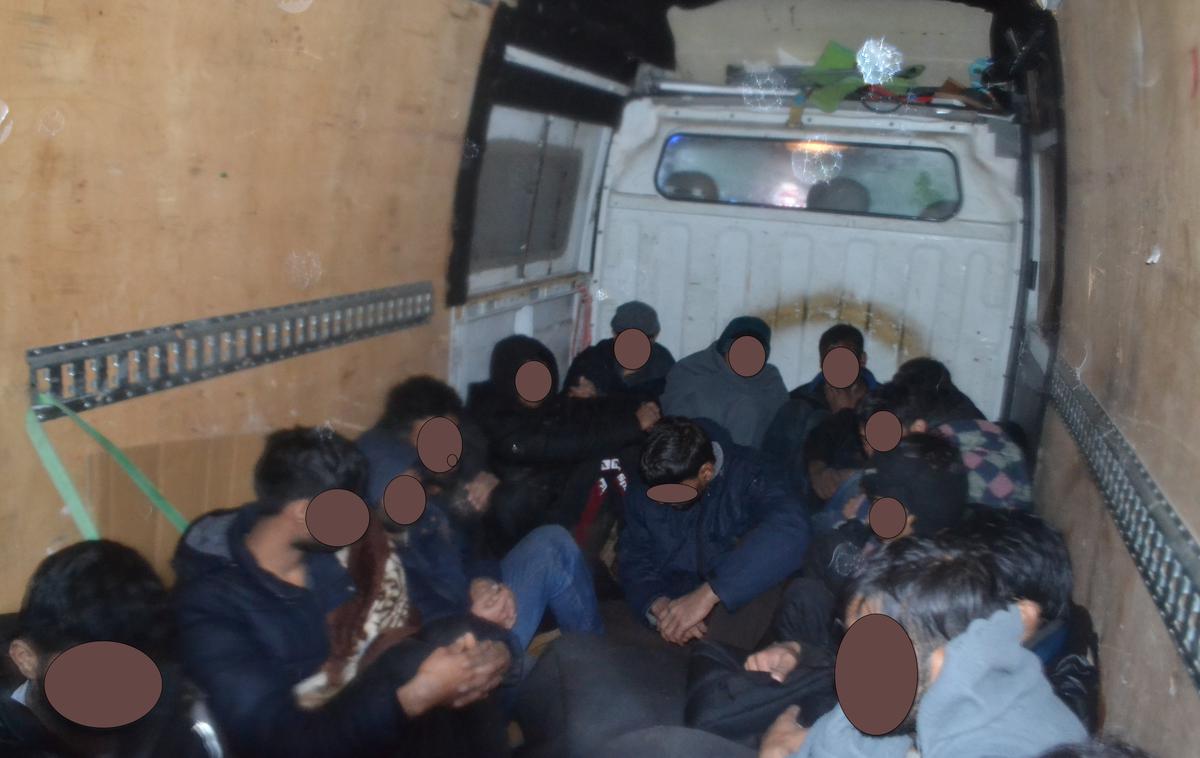 Ilegalni migranti | Voznik brez veljavnega vozniškega dovoljenja je v svojem vozilu prevažal 16 državljanov Pakistana. | Foto PU Celje