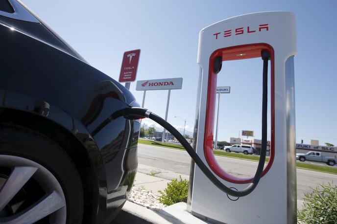 Tesla model S 10 let | Tesla ima po celem svetu že več kot 35 tisoč lastnih hitrih polnilnic. | Foto Reuters