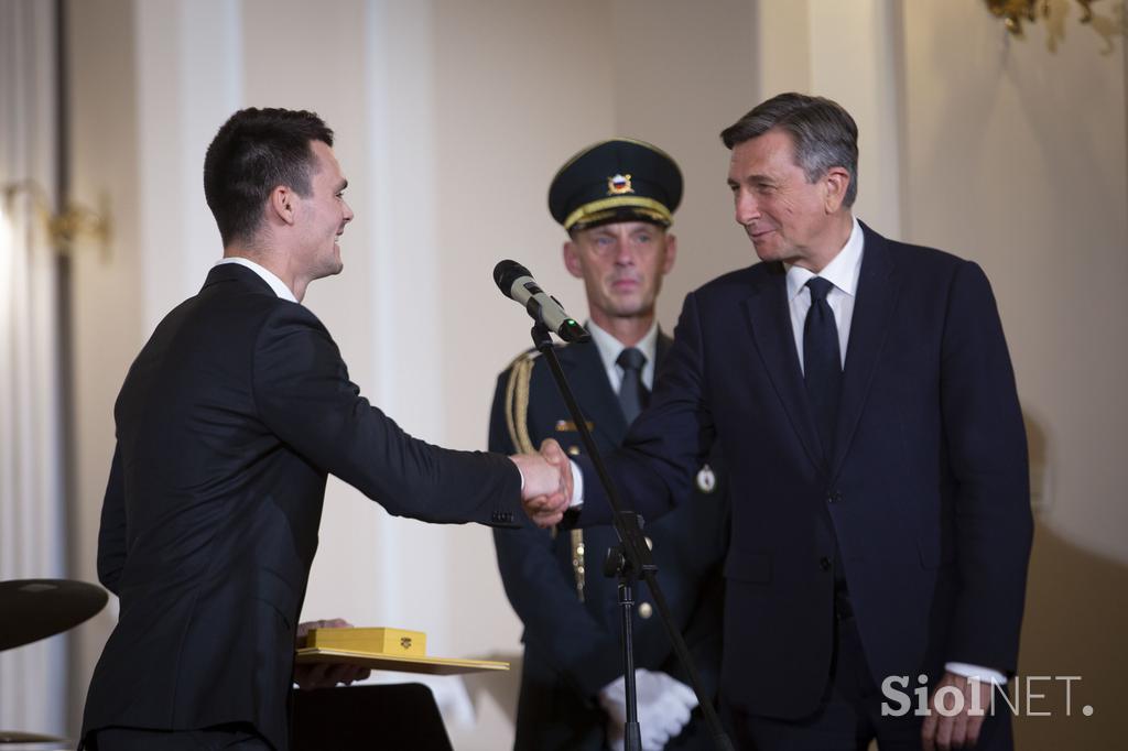 Predsednik Republike Slovenije Borut Pahor je na posebni slovesnosti v predsedniški palači vročil državna odlikovanja, ki so jih prejeli vrhunski športniki Alenka Artnik, Tim Gajser, Tadej Pogačar in Urška Žolnir Jugovar.