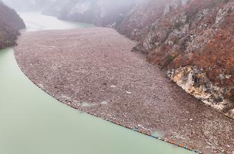 Šokantni prizori iz BiH: v reki kosi pohištva, gospodinjski aparati in poginule živali #foto #video