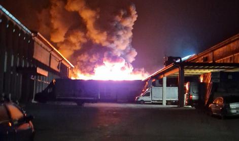 Na požarišču pri Radomljah ostajajo požarne straže