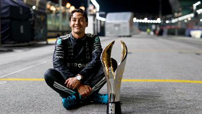 George Russell po zmagi poustvaril ikonično fotografijo Lewisa Hamiltona