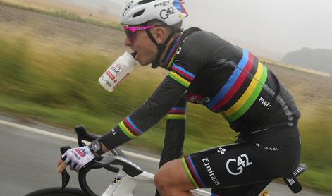 V živo Tour de France: drama že pred štartom, padec med ubežniki, dežja ni več