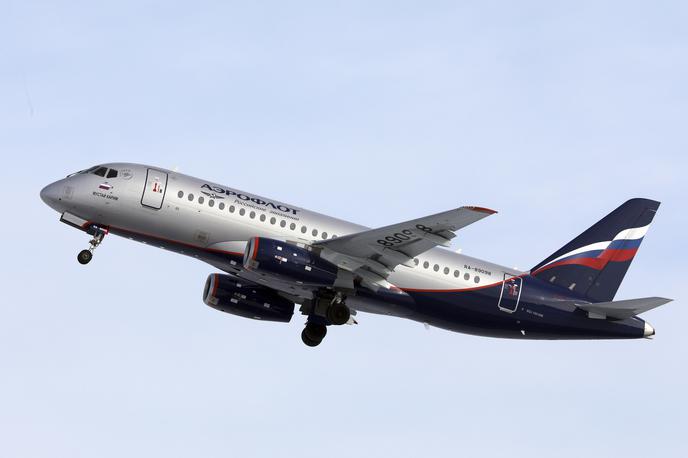 Aeroflot airbus | Zahodne države so uvedle embargo na izvoz letalskih rezervnih delov v Rusijo, a je Putinova oblast našla način, kako se izogniti embargu in še najprej uvažati rezervne dele za letala. Ruske letalske družbe imajo v svojih flotah zahodne airbuse in boeinge. Tudi letala domače proizvodnje, kot je suhoj SSJ-100 (na fotografiji), imajo zahodne sestavne dele. | Foto Guliverimage