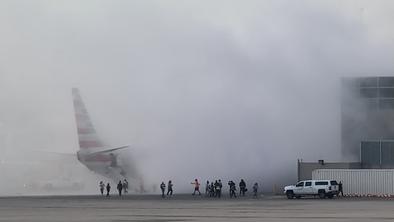Potniki na krilu letala, boeing zajela požar in gost dim #video