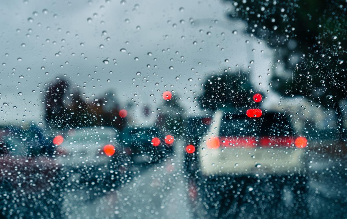 Nevihta, dež, promet, ceste | Na Prometno-informacijskem centru za državne ceste svarijo pred slabimi vremenskimi razmerami in opozarjajo voznike, da je ustavljanje vozil pod nadvozi in v predorih nevarno in prepovedano. | Foto Getty Images