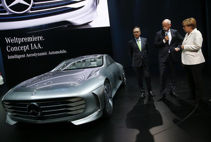 Nemški kanclerki sta pomen avtonomne vožnje kot elementa prihodnosti sodobne mobilnosti že na salonu v Frankfurtu predstavljala predsednik Združenja nemške avtomobilske industrije Matthias Wissmann in prvi mož Daimlerja Dieter Zetsche. | Foto: Reuters