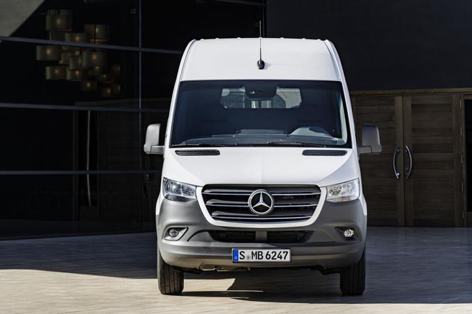 Sprinter z inovacijami in po tem, ko je na trgu že več kot 25 let, postavlja mejnike v segmentu večjih dostavnih vozil ter je varna naložba v vaš posel. | Foto: Mercedes-Benz AG