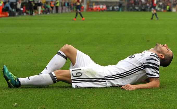 Leonardo Bonucci je moral zaradi poškodbe stegenske mišice igrišče zapustiti že v prvem polčasu. | Foto: Guliverimage/Getty Images