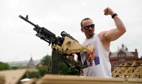 Medtem ko Trump praznuje, Američani preizkušajo orožje
