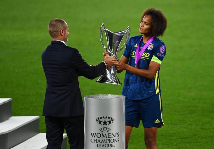 Ob predaji lovorike kapetanki Lyona Wendie Renard, zmagovalki ženske lige prvakinj. | Foto: Reuters