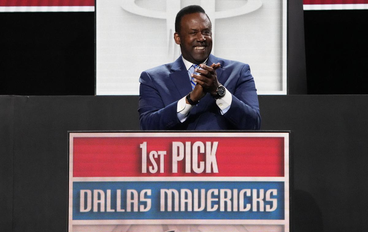 Dallas NBA Rolando Blackman | Predstavnik Dallasa Rolando Blackman, nekdanji zvezdnik teličkov, ki je za Dallas igral med letoma 1981 in 1992, pozneje pa pustil velik pečat tudi v Evropi, po razpletu loterije ni skrival sreče. | Foto Reuters