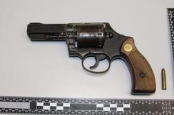 28-letniku med hišno preiskavo zasegli revolver, dovoljenja zanj ni imel
