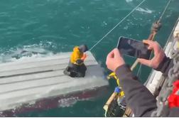 Deček skoraj tri dni preživel na prevrnjenem čolnu sredi morja #video