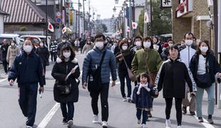 Nerazumljivo: 50 tisoč ljudi na Japonskem pozdravilo olimpijski ogenj