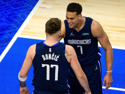 Dwight Powell iz Dallasa v Fenerbahče