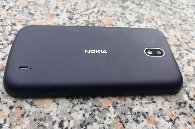 Baterija pametnega telefona Nokia 1 sicer zdrži spodobno dolgo, z enim polnjenjem smo ga ob zmerni obremenitvi uporabljali več kot dva dni. Manj zahteven kupec, ki mu je Nokia 1 pravzaprav namenjena, bo telefon verjetno polnil še redkeje, saj ga ne bo ves čas mečkal po rokah.  | Foto: Matic Tomšič