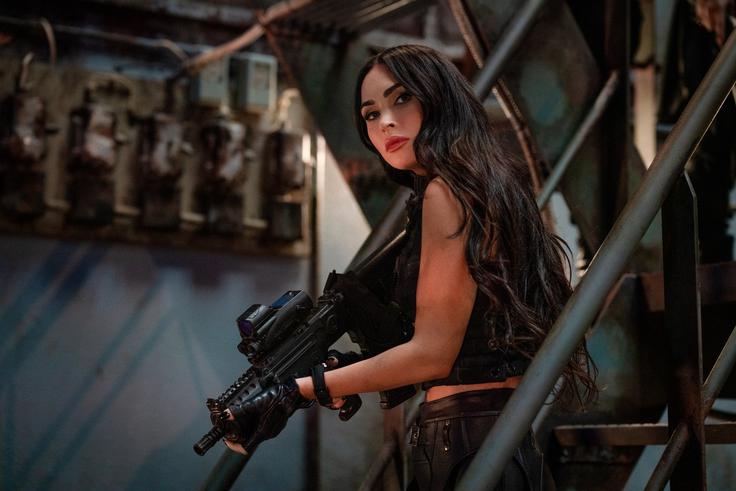 Megan Fox igra Gino, partnerko lika Jasona Stathama in ključno članico Plačancev. | Foto: Blitz Film & Video Distribution