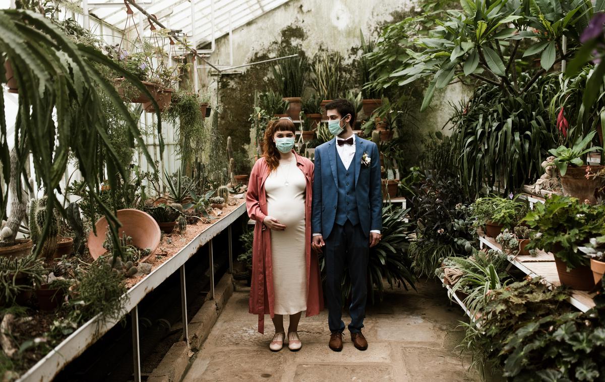 poroka, koronavirus | Letošnje poročne fotografije zaznamujejo zaščitne maske. | Foto Nejc Bole