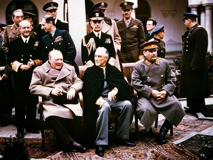 Če so evropske meje po prvi svetovni vojni krojili veliki štirje, so jih po drugi svetovni vojni veliki trije: ameriški predsednik Franklin D. Roosevelt, sovjetski voditelj Stalin in britanski premier Winston Churchill. Na fotografiji veliki trije v Jalti na polotoku Krim februarja 1945. O povojni usodi Avstrije pa so Američani in Britanci ter Sovjeti dosegli dogovor na tretji moskovski konferenci oktobra in novembra 1943. Na konferenci, ki je potekala v Kremlju, so zunanji ministri ZDA (Cordell Hull), Velike Britanije (Anthony Eden) in Sovjetske zveze (Vjačeslav Molotov) razglasili anšlus Avstrije iz leta 1938 za ničen in napovedali ponovno vzpostavitev države Avstrije po vojni. Leta 1955 je bila Avstrija ponovno vzpostavljena kot neodvisna država, in sicer v mejah, kot jih je imela pred anšlusom.  | Foto: Guliverimage